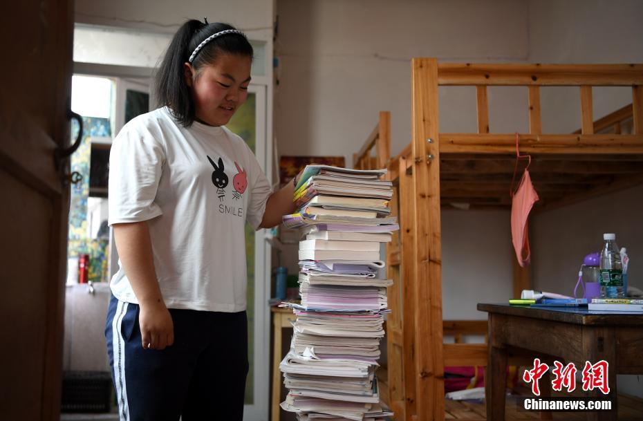 夢を抱いて受験會場へ　安徽省の「大學入試の町」の學生たち