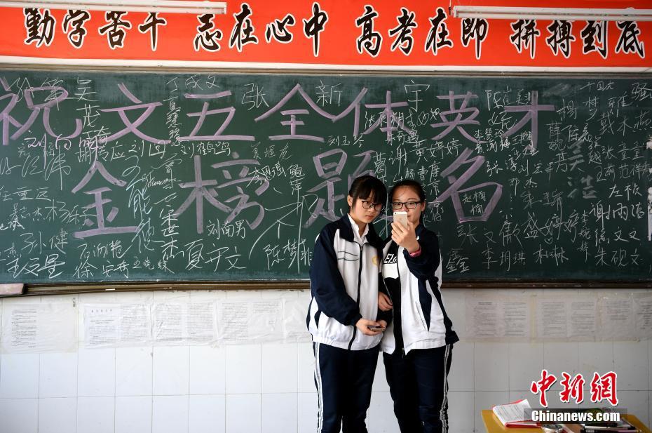 夢を抱いて受験會場へ　安徽省の「大學入試の町」の學生たち