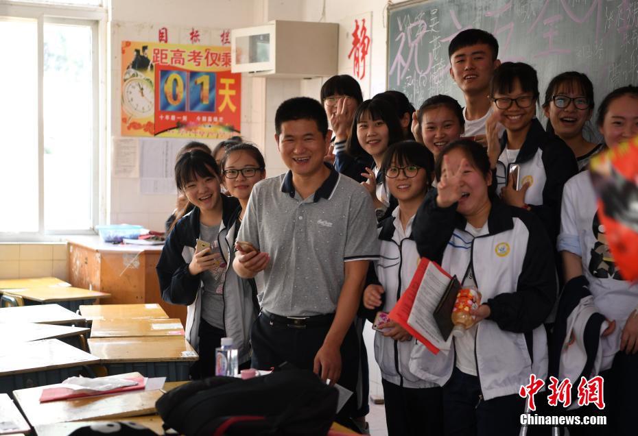 夢(mèng)を抱いて受験會(huì)場(chǎng)へ　安徽省の「大學(xué)入試の町」の學(xué)生たち