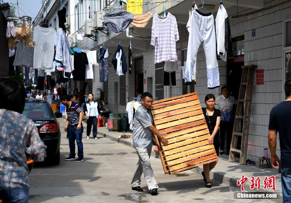 夢(mèng)を抱いて受験會(huì)場(chǎng)へ　安徽省の「大學(xué)入試の町」の學(xué)生たち