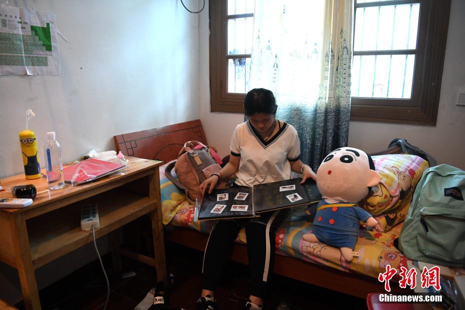 夢(mèng)を抱いて受験會(huì)場(chǎng)へ　安徽省の「大學(xué)入試の町」の學(xué)生たち