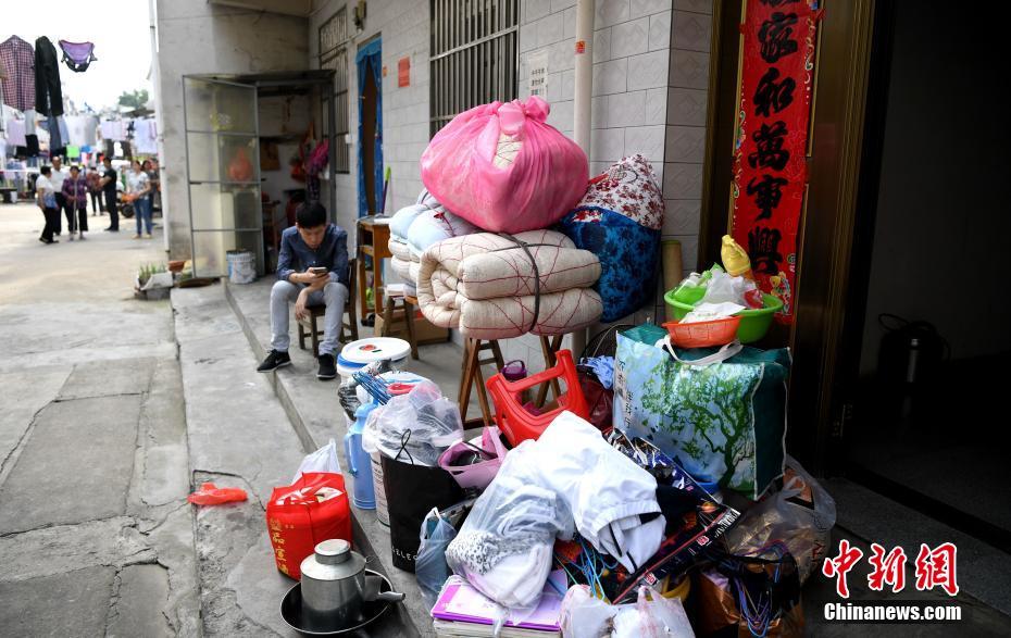 夢(mèng)を抱いて受験會(huì)場(chǎng)へ　安徽省の「大學(xué)入試の町」の學(xué)生たち