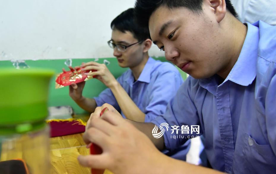 目指すは大學(xué)入試で満點(diǎn)！縁起擔(dān)いだ祝儀袋をプレゼント