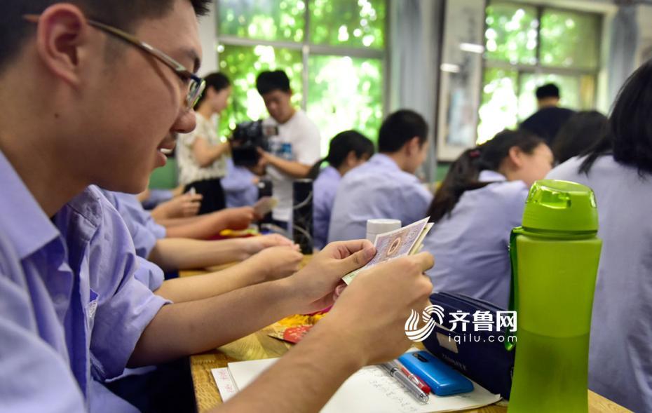 目指すは大學(xué)入試で満點(diǎn)！縁起擔(dān)いだ祝儀袋をプレゼント