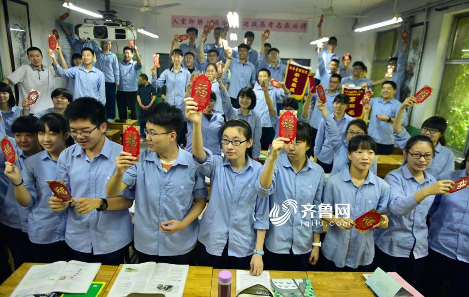 目指すは大學(xué)入試で満點(diǎn)！縁起擔(dān)いだ祝儀袋をプレゼント