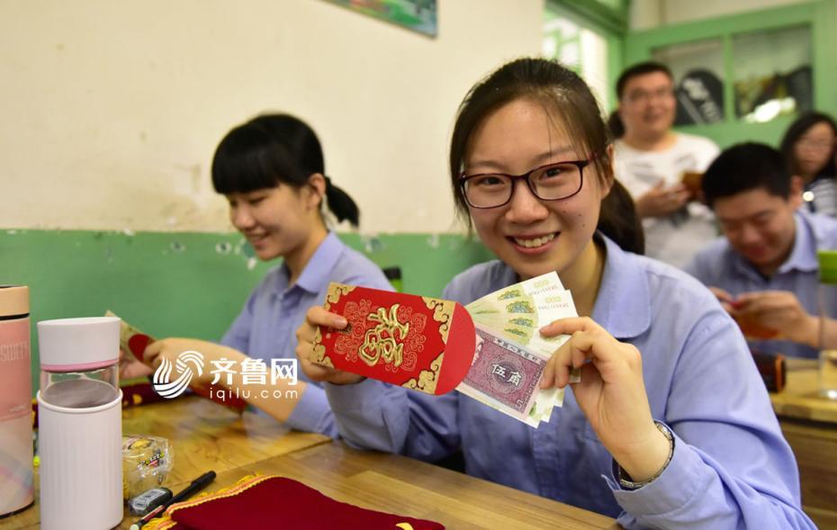 目指すは大學(xué)入試で満點！縁起擔(dān)いだ祝儀袋をプレゼント