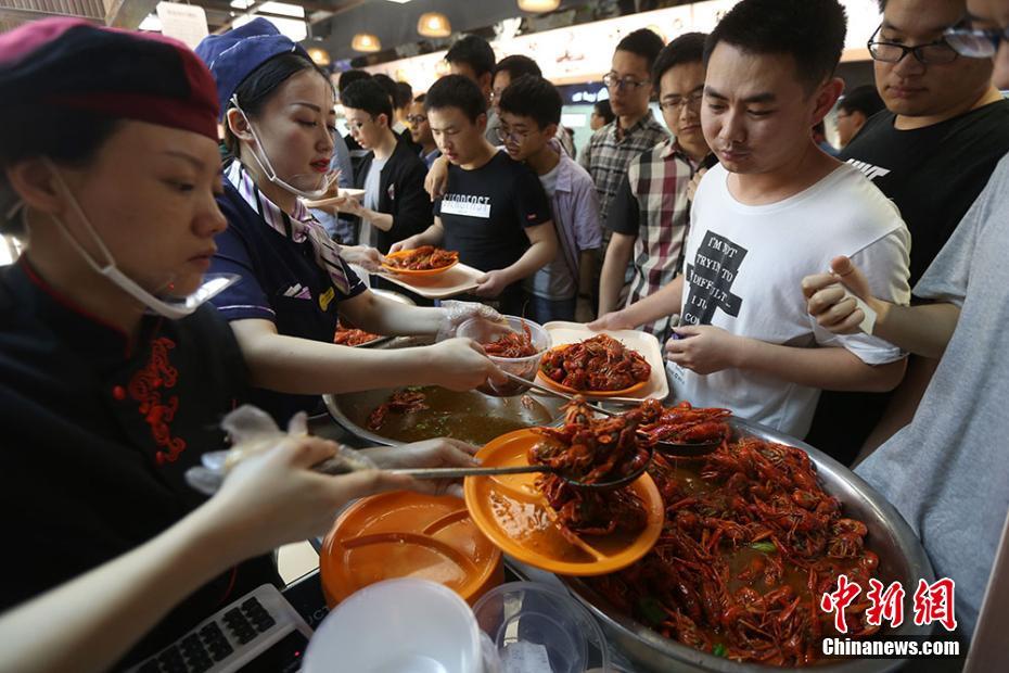 「母校の思い出を味で殘す」　南京の大學(xué)でザリガニを堪能