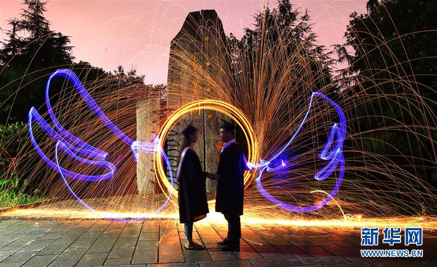 光のアートを使った鮮やかな卒業(yè)寫真　湖南省