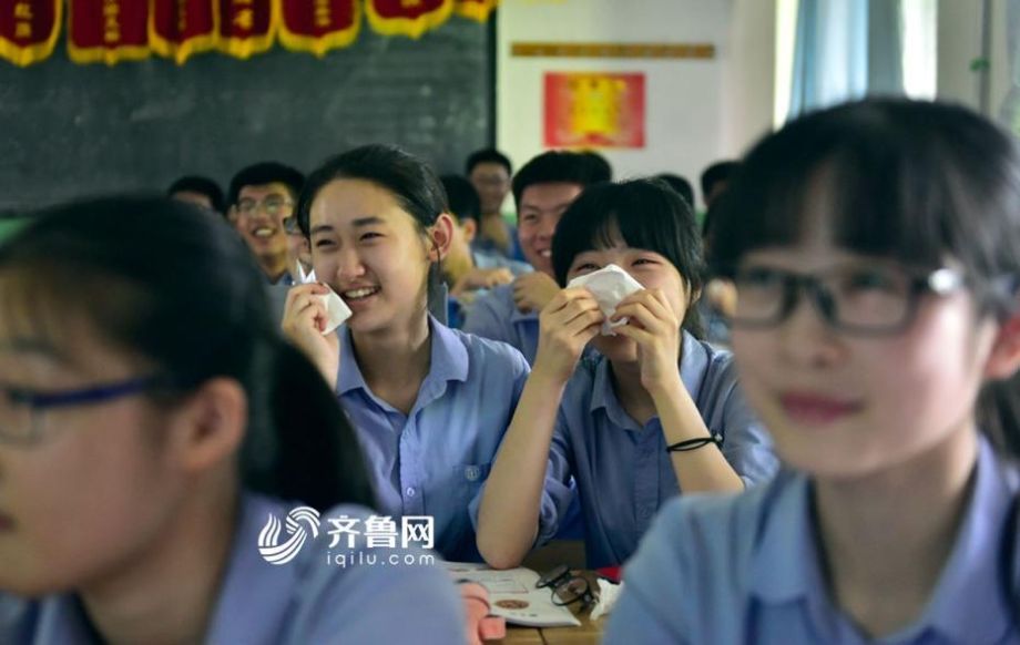 「最後の授業(yè)」で卒業(yè)証書を受け取った生徒たち、恩師に深々とお辭儀