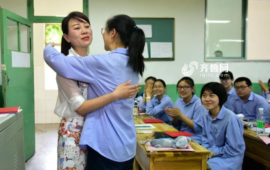 「最後の授業(yè)」で卒業(yè)証書を受け取った生徒たち、恩師に深々とお辭儀