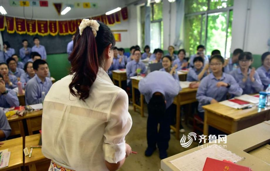 「最後の授業(yè)」で卒業(yè)証書(shū)を受け取った生徒たち、恩師に深々とお辭儀