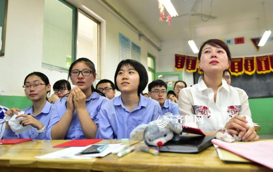 「最後の授業(yè)」で卒業(yè)証書を受け取った生徒たち、恩師に深々とお辭儀