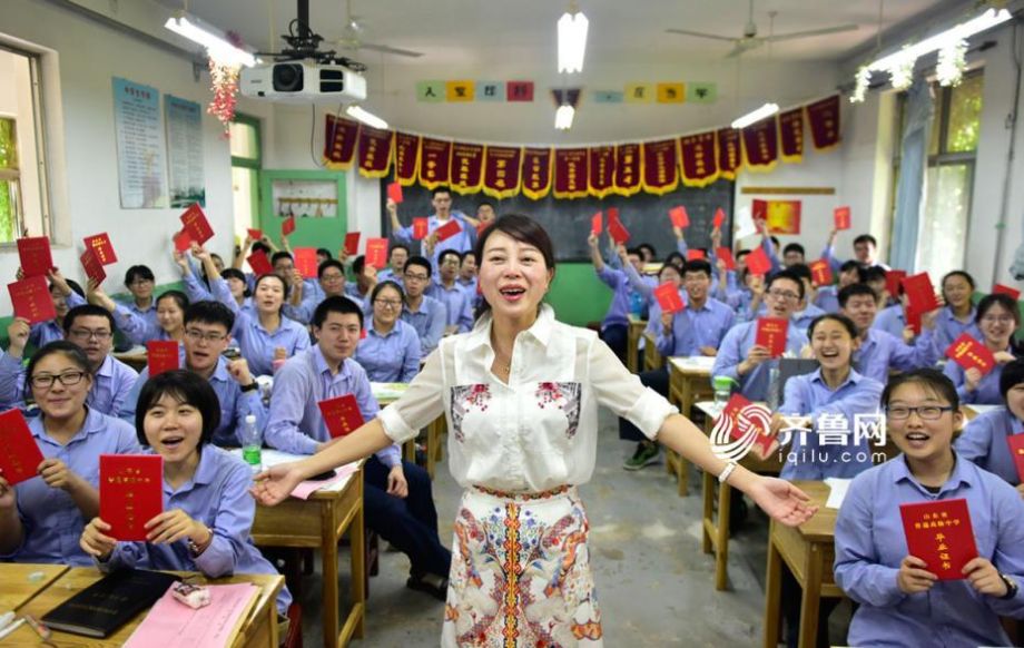 「最後の授業(yè)」で卒業(yè)証書を受け取った生徒たち、恩師に深々とお辭儀