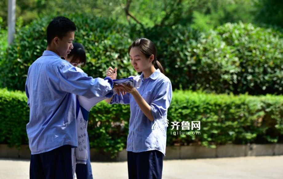 「最後の授業(yè)」で卒業(yè)証書を受け取った生徒たち、恩師に深々とお辭儀