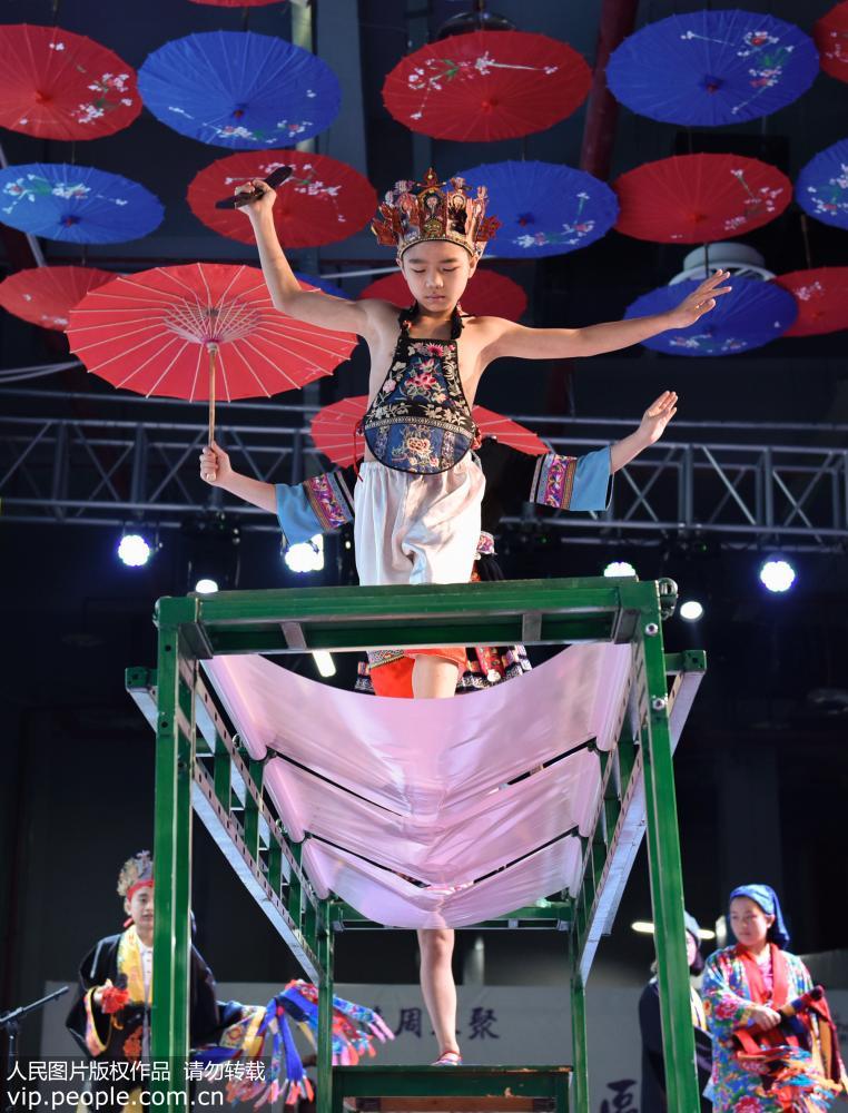 槍の穂先でダンス、至蕓の數(shù)々を披露するミャオ族