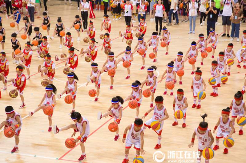 姚明、キッズバスケットボール大會の開幕式に出席