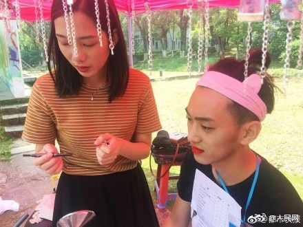 美術(shù)大卒業(yè)生、化粧品を売るために彼氏を無理やりモデルに