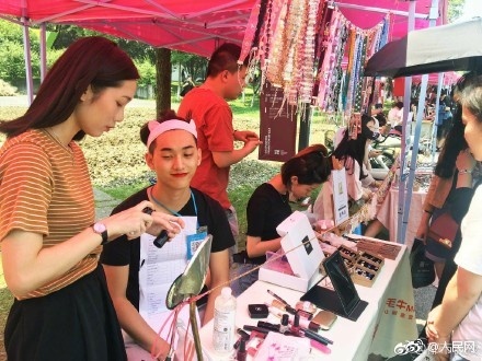 美術(shù)大卒業(yè)生、化粧品を売るために彼氏を無(wú)理やりモデルに