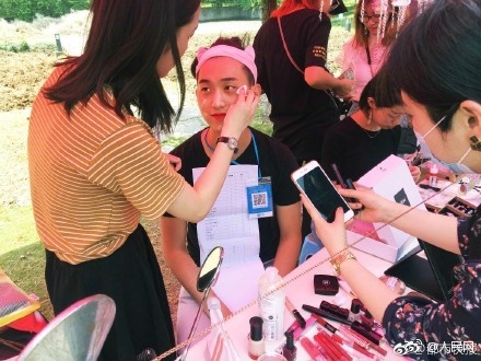 美術(shù)大卒業(yè)生、化粧品を売るために彼氏を無理やりモデルに