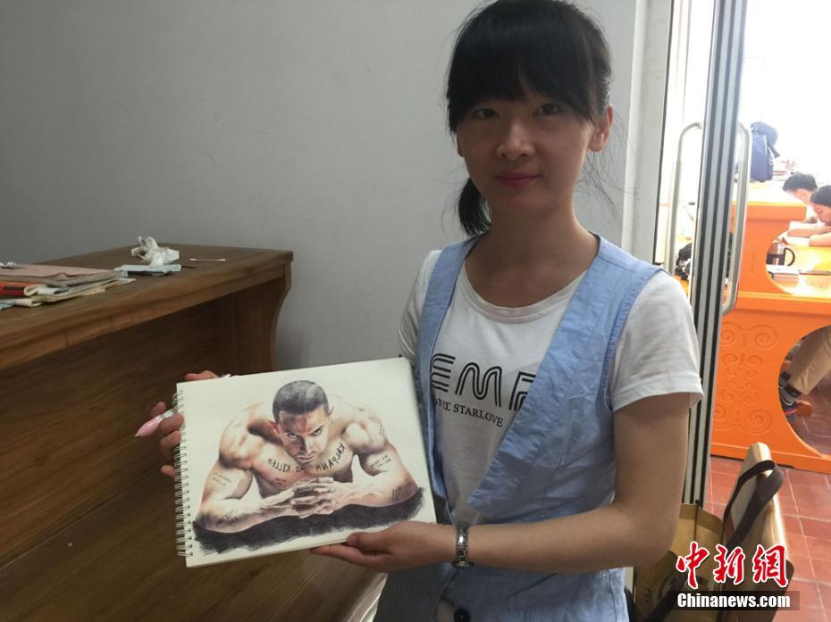 女子大生が描くボールペン畫(huà)がまるで映畫(huà)ポスターのようだと話(huà)題に