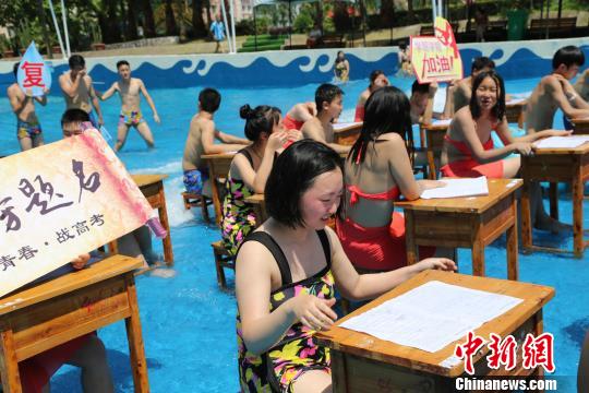 高校生による「水中模擬試験」　受験する先輩たちにエール