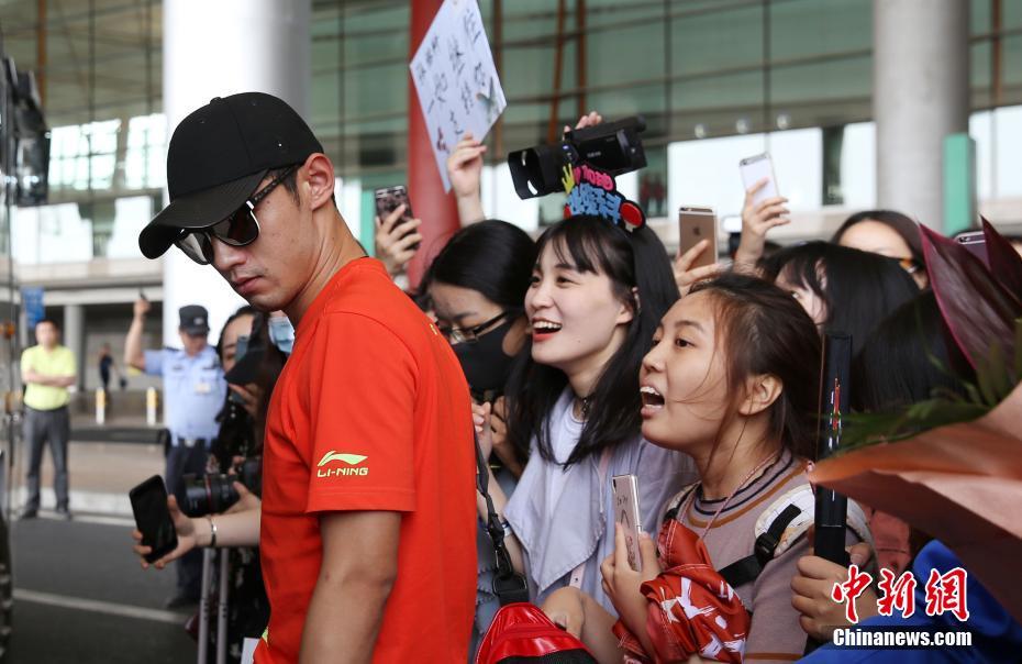中國卓球チーム帰國、空港にファン殺到　北京
