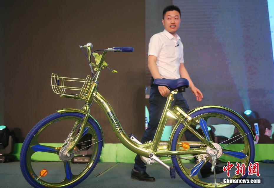 北京に金ピカのシェア自転車登場、乗りながらスマホ充電も