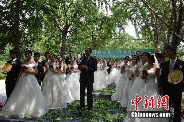 卒業(yè)前の一生忘れない思い出　卒業(yè)生カップルの合同結(jié)婚式　江蘇省