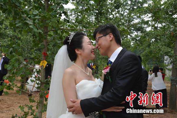 卒業(yè)前の一生忘れない思い出　卒業(yè)生カップルの合同結(jié)婚式　江蘇省