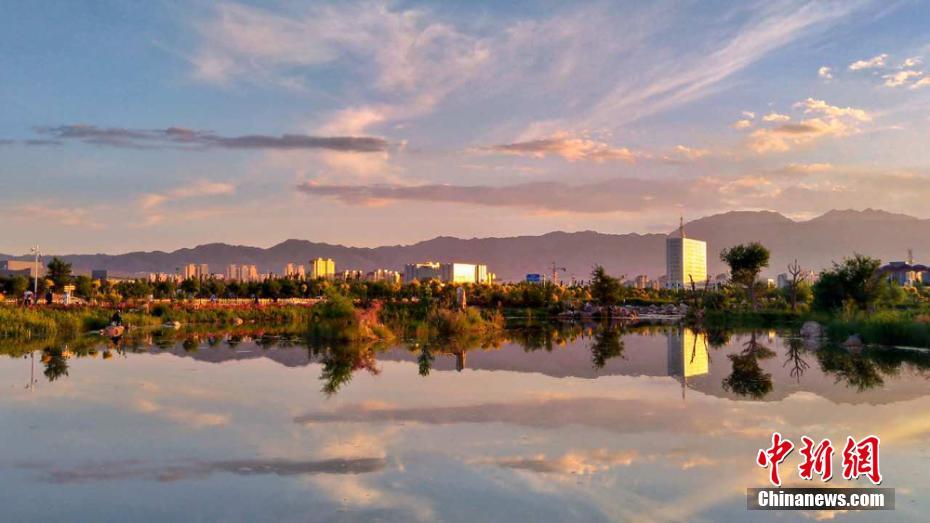 抜けるような青空の甘粛省　水面にくっきりと映る風景の逆さ絵