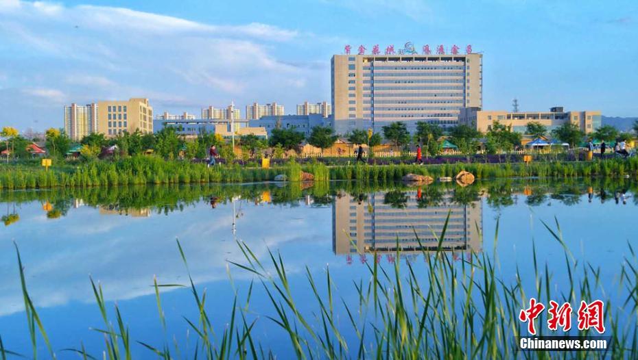 抜けるような青空の甘粛省　水面にくっきりと映る風(fēng)景の逆さ絵