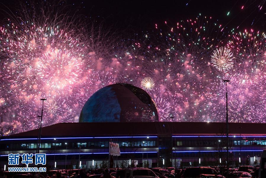 アスタナ國(guó)際博覧會(huì)の開(kāi)幕式で盛大な花火ショー