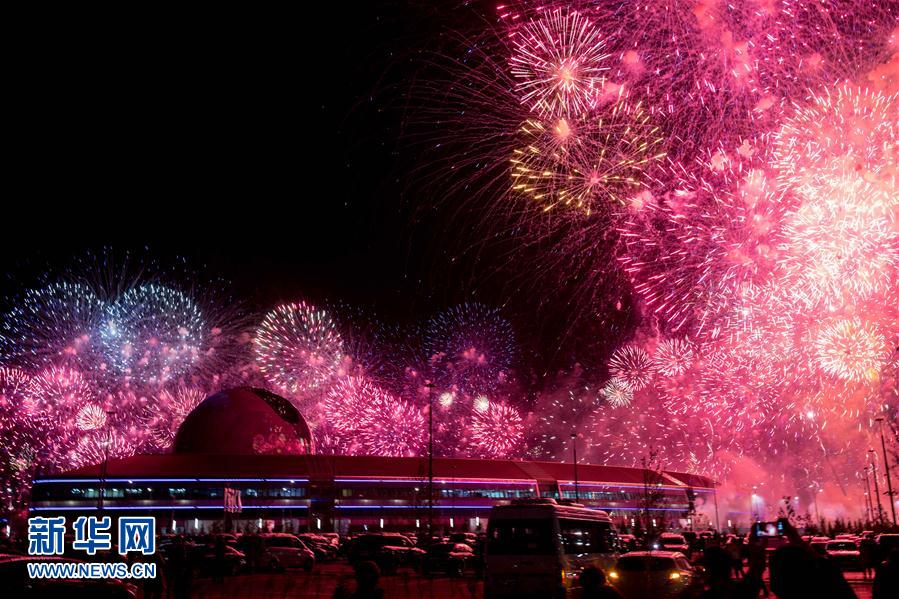 アスタナ國際博覧會(huì)の開幕式で盛大な花火ショー