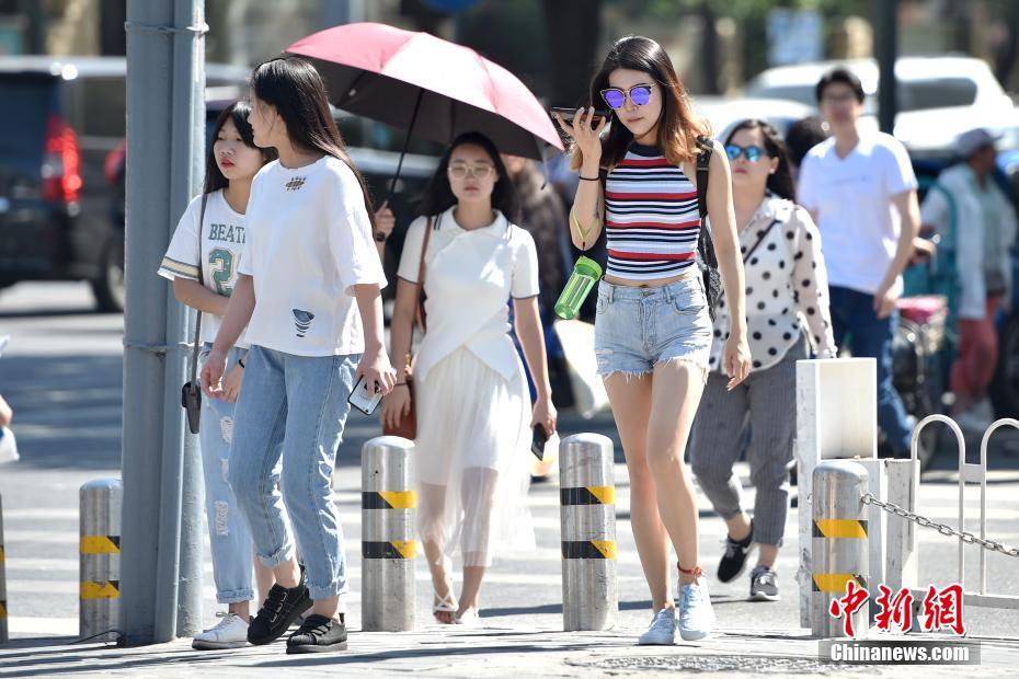 焼けつくような日差しの北京、最高気溫は37度に