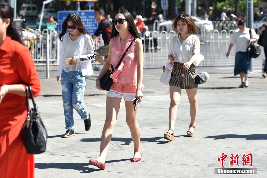 焼けつくような日差しの北京、最高気溫は37度に