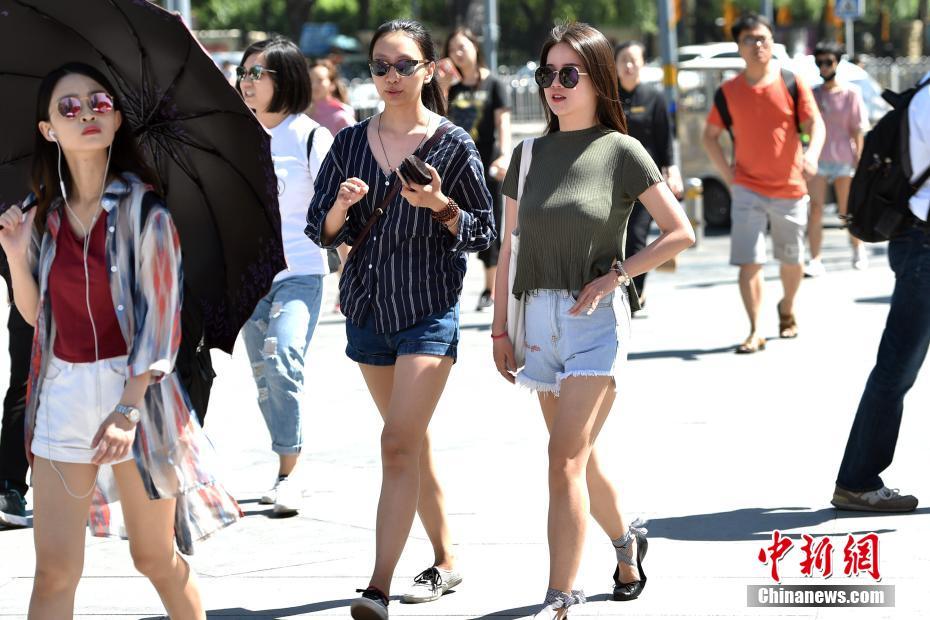 焼けつくような日差しの北京、最高気溫は37度に