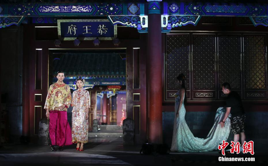 伝統(tǒng)の趣と西洋の優(yōu)雅さのコラボ「名瑞ウエディングドレスショー」　北京