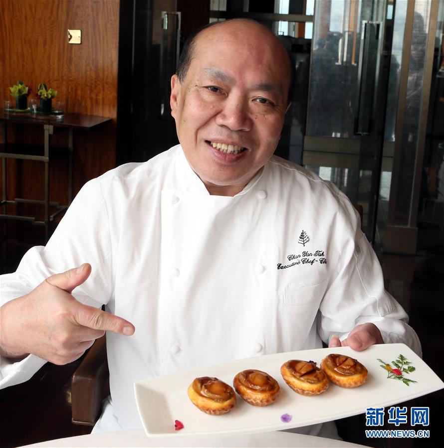 新しく考案したメニュー「鮑魚鶏粒酥」を振る舞う、香港四季酒店（フォーシーズンズ ホテル香港）のミシュラン三ツ星レストラン「龍景軒」の華人総料理長?陳恩徳さん（6月1日、撮影?李鵬）。
