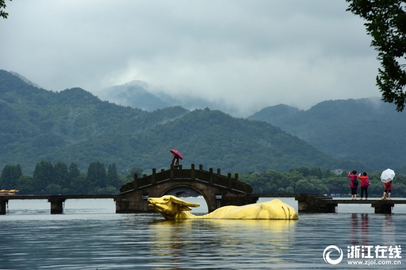 雨降り続く杭州　霧雨にぼんやりかすむ西湖