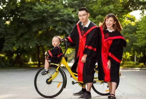 學(xué)士號取得の「90後」夫婦、人民大學(xué)の學(xué)部生の子連れ卒業(yè)寫真が話題に