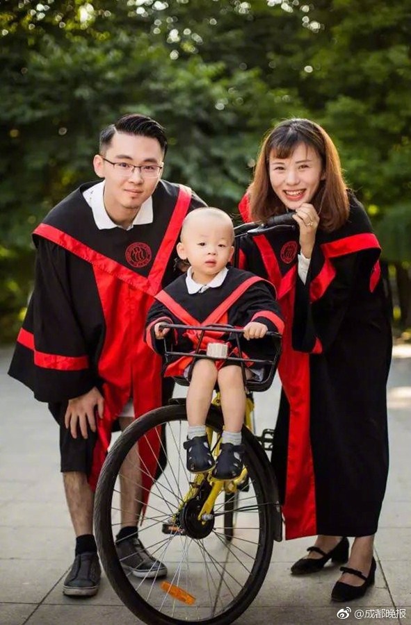 學(xué)士號(hào)取得の「90後」夫婦、人民大學(xué)の學(xué)部生の子連れ卒業(yè)寫真が話題に