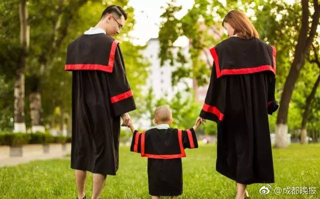 學士號取得の「90後」夫婦、人民大學の學部生の子連れ卒業(yè)寫真が話題に