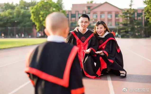 學(xué)士號取得の「90後」夫婦、人民大學(xué)の學(xué)部生の子連れ卒業(yè)寫真が話題に