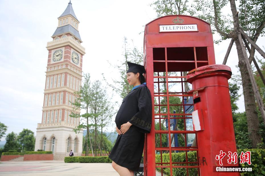 22歳で人生の勝ち組に！妊娠した大きなお腹で卒業(yè)寫真に寫る女子大生