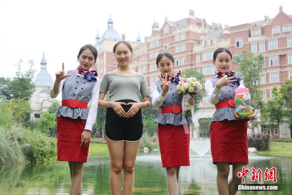 22歳で人生の勝ち組に！妊娠した大きなお腹で卒業(yè)寫真に寫る女子大生