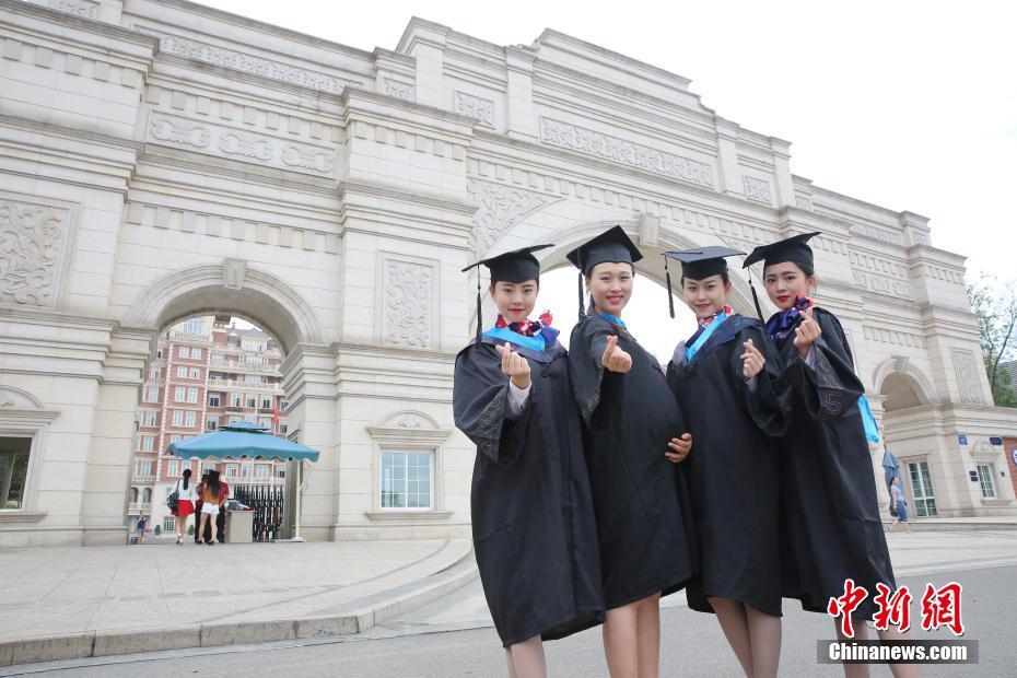 22歳で人生の勝ち組に！妊娠した大きなお腹で卒業(yè)寫真に寫る女子大生