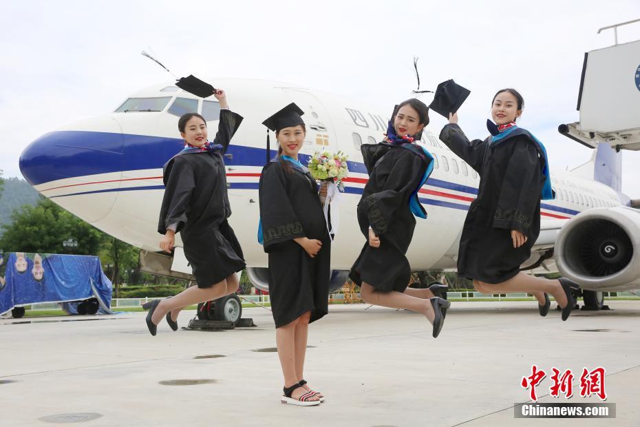 22歳で人生の勝ち組に！妊娠した大きなお腹で卒業(yè)寫真に寫る女子大生