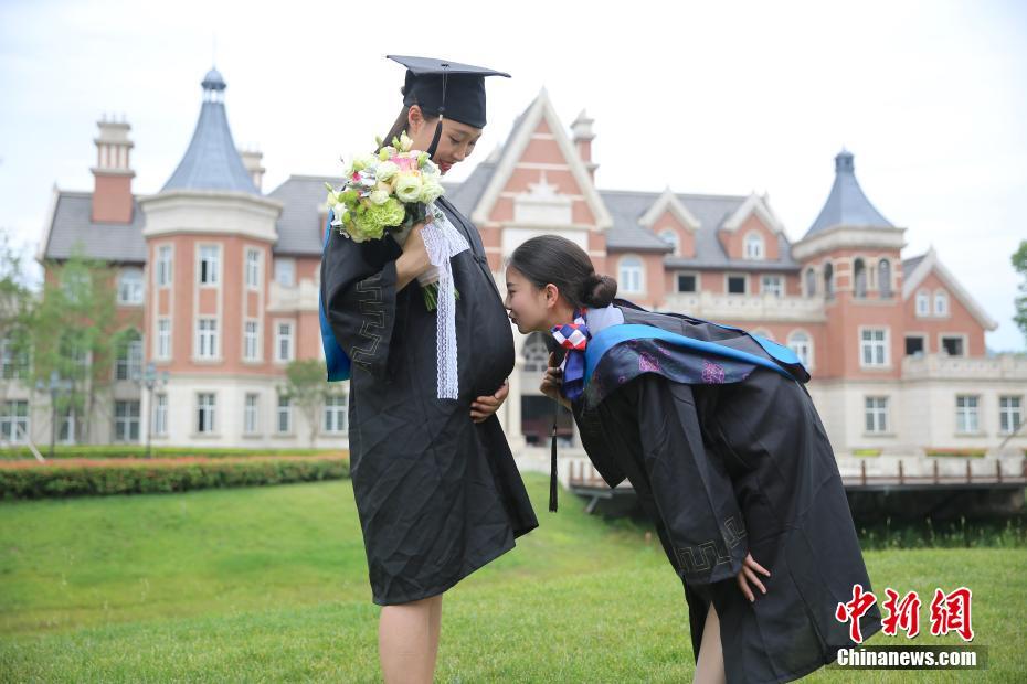 22歳で人生の勝ち組に！妊娠した大きなお腹で卒業(yè)寫(xiě)真に寫(xiě)る女子大生