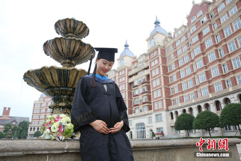 22歳で人生の勝ち組に！妊娠した大きなお腹で卒業(yè)寫(xiě)真に寫(xiě)る女子大生