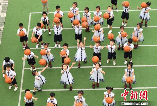 弾ける笑顔の園児たち、幼稚園の卒園寫(xiě)真　江西省